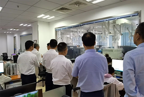 陈博士带领杨副市长一行人参观了人生就是博规范化的先进实验室，讲解了药物临床前的研发和IND申报流程。