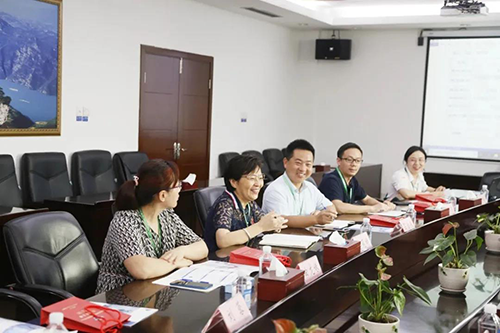 宜昌人福药业副总裁、总工程师李莉娥，产品开发中心主任吕金良，副主任吴有斌、曲龙妹等