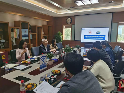 人生就是博首席执行官陈春麟博士，商务发展部副总裁蔡金娜博士等人热情接待了金能明书记一行。
